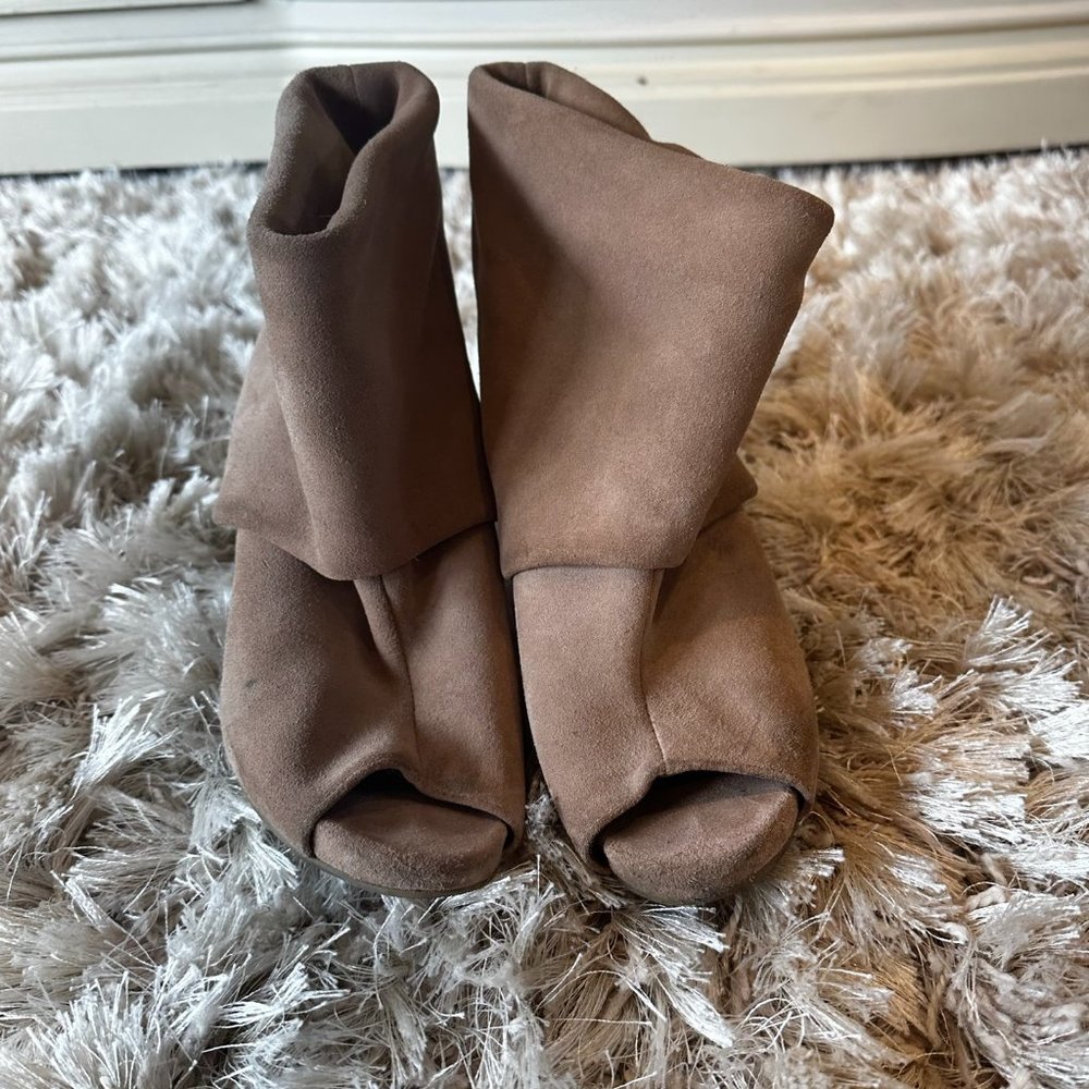 Tan Suede Vince Camuto Winter Heel - Size 8.5